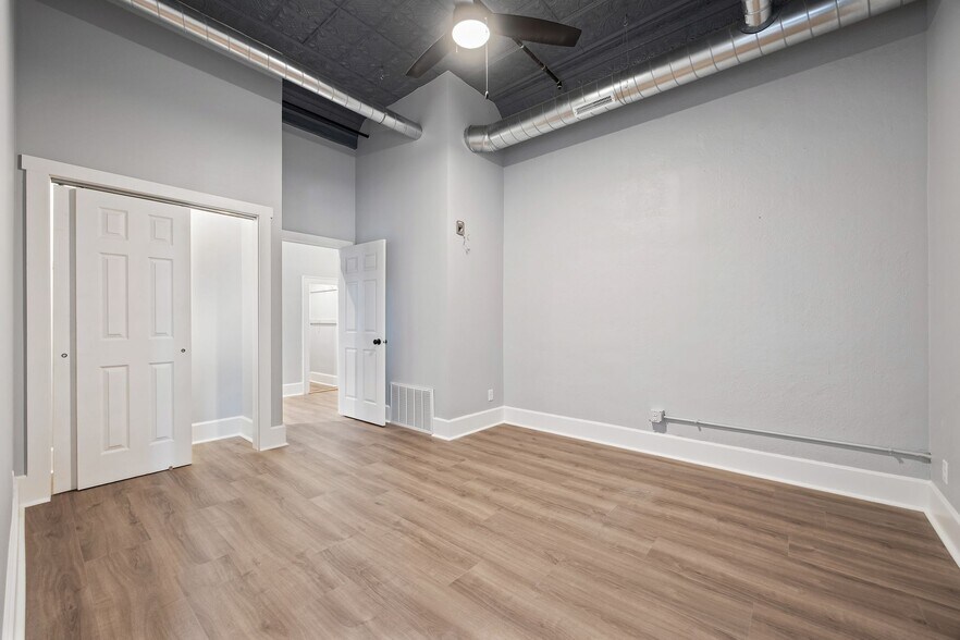 Building Photo - 208 E Main St