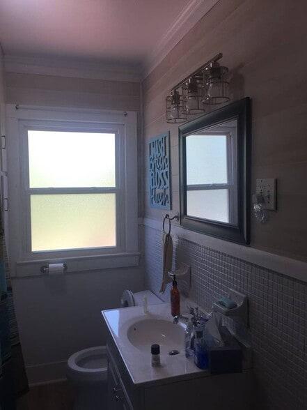 Bathroom 2 - 606 Lantana St