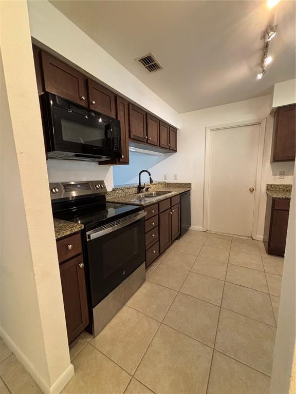 Building Photo - 1761 Lakeview Village Dr