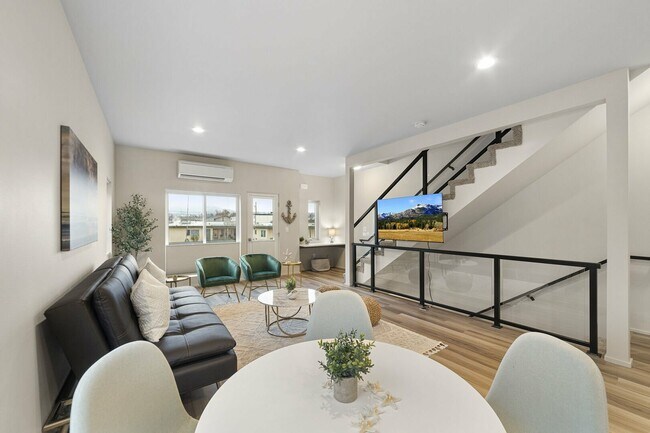 Building Photo - 910 21st St