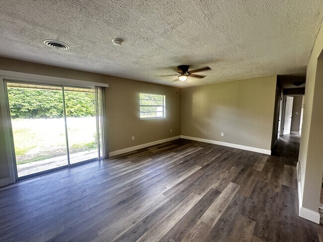 Building Photo - 3700 SE 34th Ct
