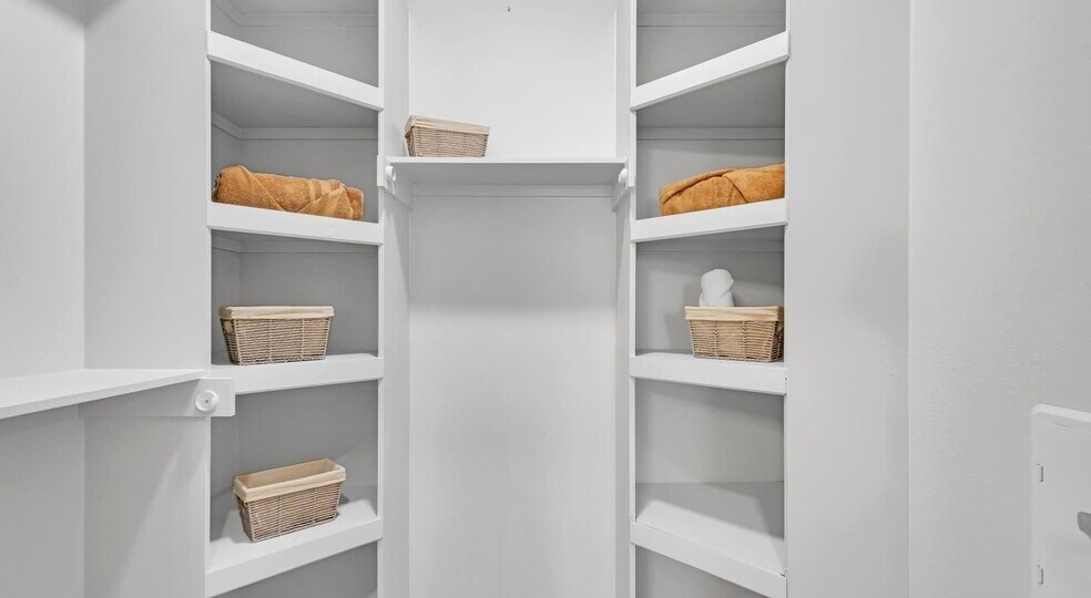 Building Photo - 2627 Live Oak St