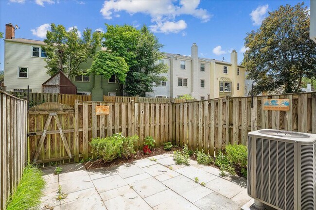 Building Photo - Lovely 2br/1bth ground level condo, close ...