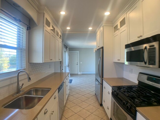 Building Photo - Super cute two-bedroom, two-bath single-fa...