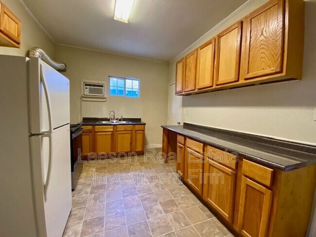 Building Photo - 649 Merrick St