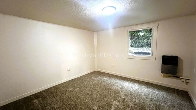 Building Photo - Large 2 Bed / 1 Bonus Room in the Brooklyn Neighborhood off SE Milwaukie Ave.