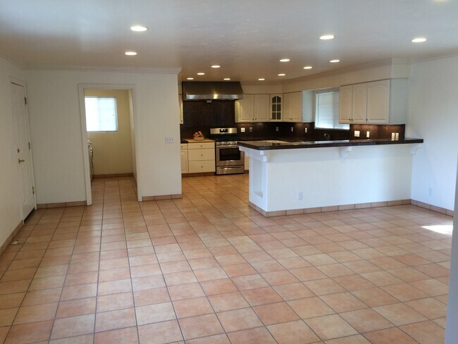 Building Photo - Great 3 Bedroom 3 Bath House in Monterey Fishermans Flats Neighborhood