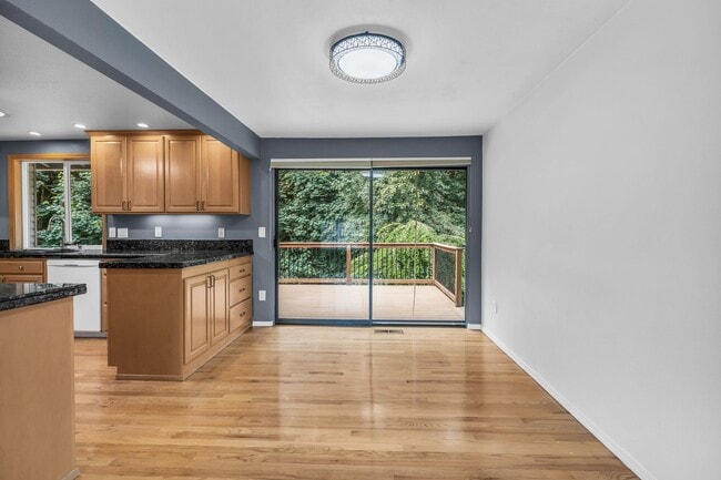 Building Photo - Three bedroom plus bonus room, and 2.5 bat...