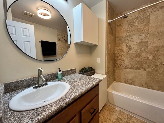 Building Photo - Remodeled 1 Bedroom Condo in the Heart of ...