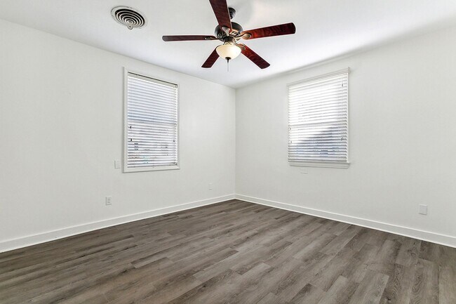 Building Photo - Better Price! Old Jefferson 3 Bedroom! Clo...