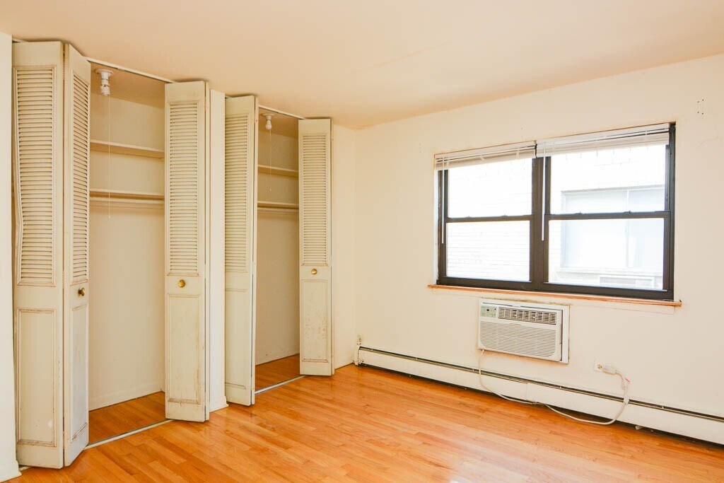 Building Photo - 515 W Briar Pl