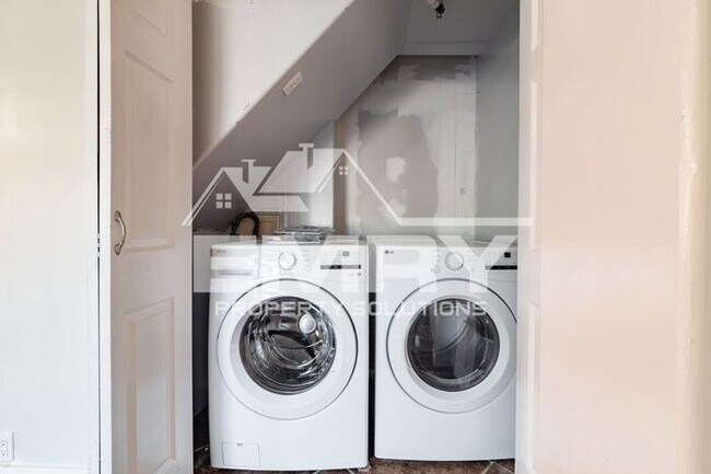 Building Photo - 2 Bed 1 Bath House in Lynwood Parking Incl...