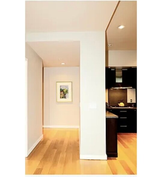 Building Photo - 1900 S River Dr