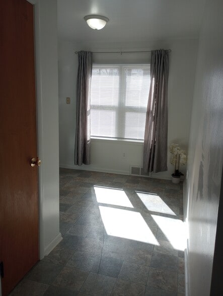 Building Photo - 914 Belton Ave