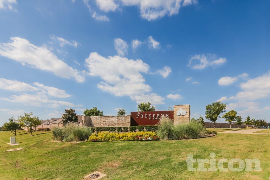 Building Photo - 1613 Parlier St