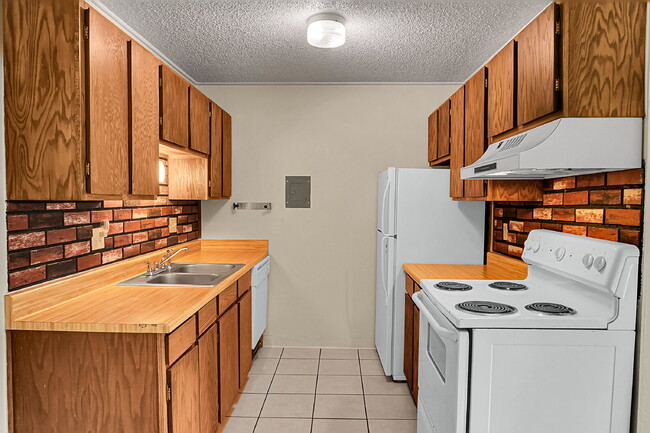 Building Photo - $1,245.95 - 2 Bed, 1 Bath Apartment in Co Springs with Pool and Clubhouse Access!