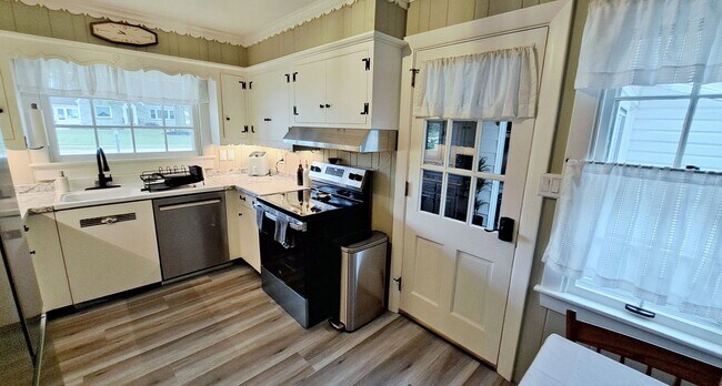 Building Photo - Fully Furnished 4 Bed / 1-1/2 Bath Single Family Home w/2 Car Garage