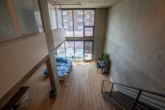 Building Photo - Little Italy, Loft Style 2bed 2bath 2 park...