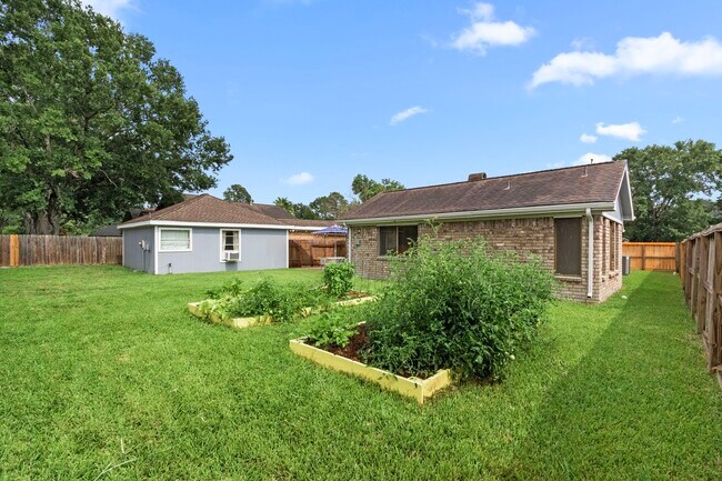 Building Photo - 815 Millpond Dr