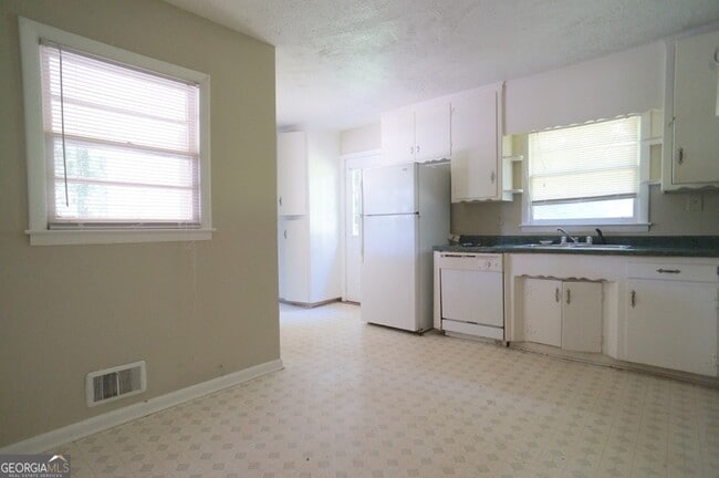 Building Photo - 435 S Barnett Shoals Rd