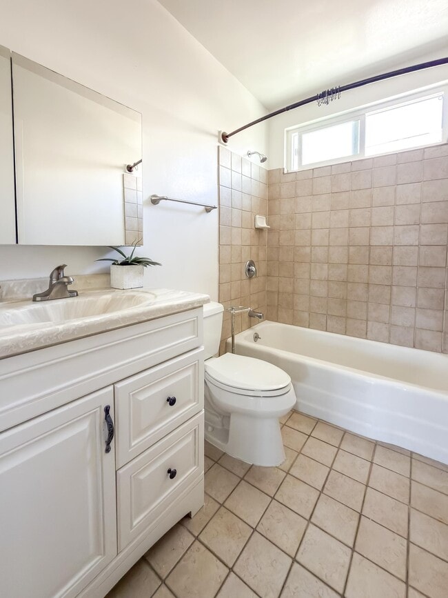 Building Photo - 2540 3rd Ave