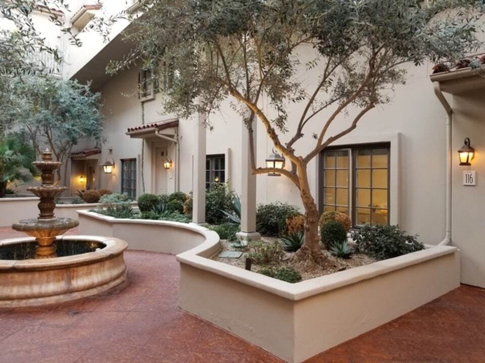 Building Photo - 851 N San Vicente Blvd