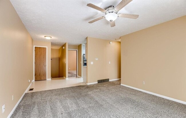 Building Photo - Townhome Available in Bellevue