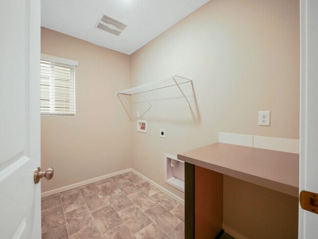 Building Photo - 4 Bed and 2.5 Bath Stunning Single-family ...