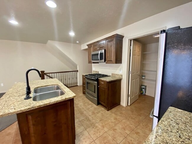 Building Photo - LARGE TOWNHOME AVAILABLE FOR RENT!