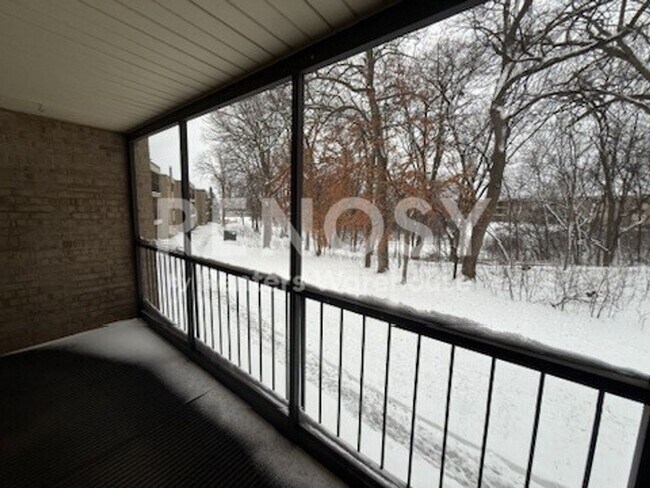 Building Photo - 5607 Green Cir Dr