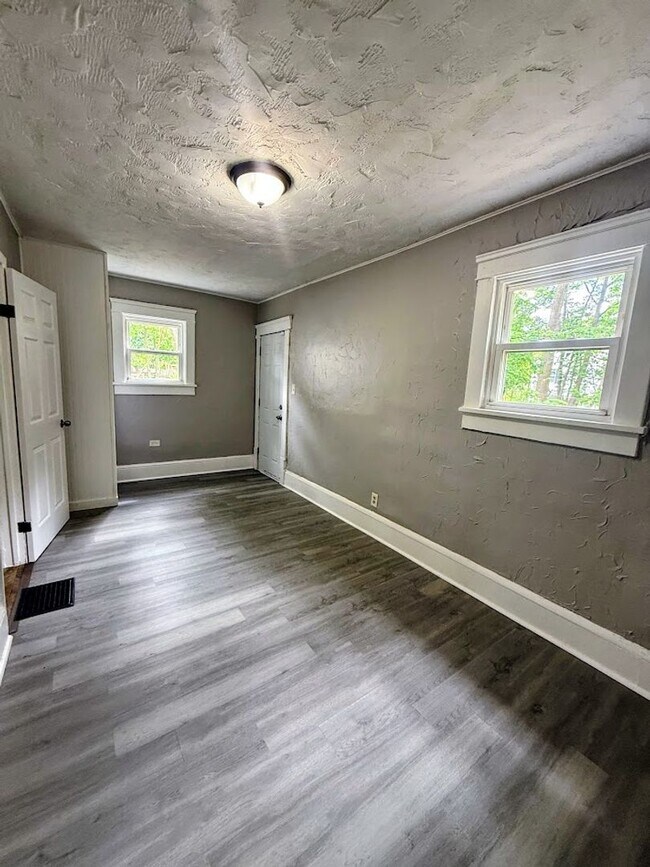 Building Photo - 4 Bedroom 1 Bathroom Single Family Home for Rent!