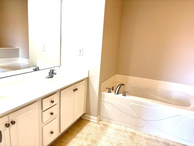 Building Photo - Don't miss out on this great 3 bed 3.5 bath townhouse with tons of amenities!