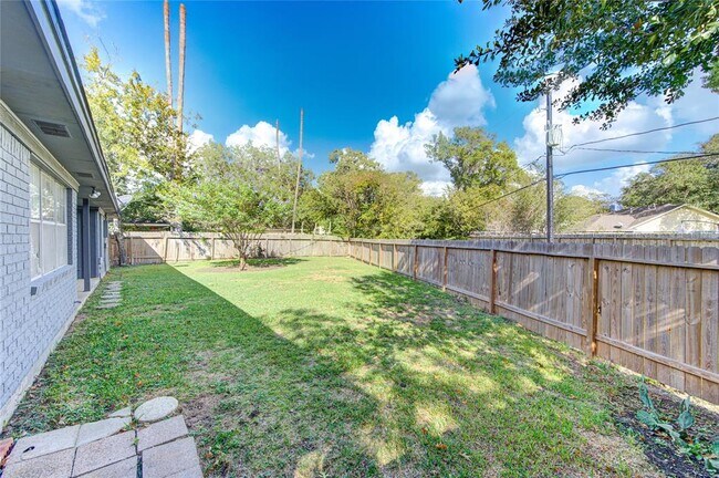 Building Photo - 1809 Lamar Dr