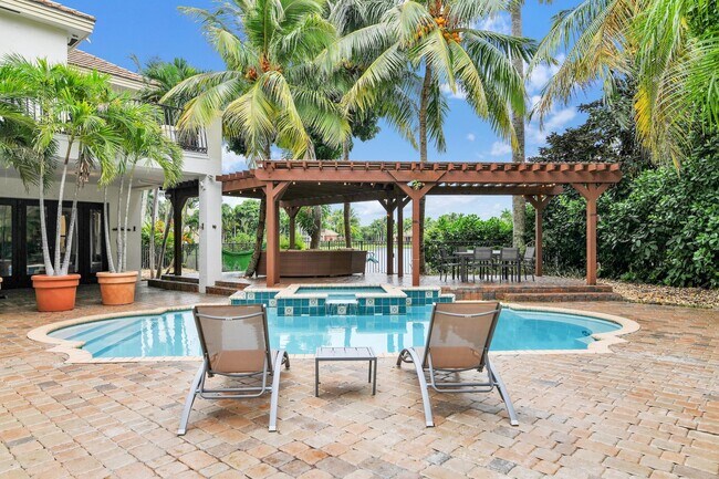 Building Photo - 10703 Versailles Blvd