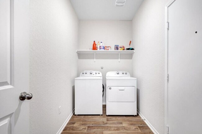 Building Photo - Move in Ready and FULLY FURNISHED 3 BD/2 BA located Far West San Antonio!