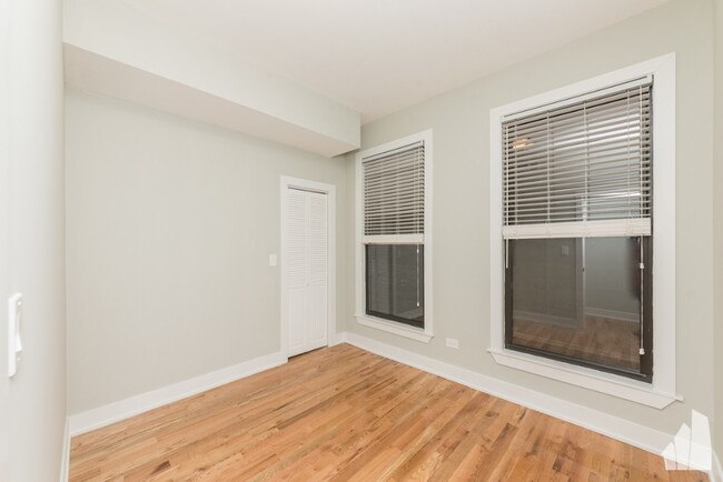 Building Photo - Great 3 bedroom in East Lakeview with clos...