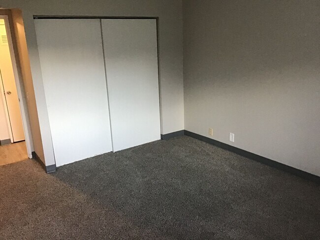 Building Photo - Spacious 1 Bedroom