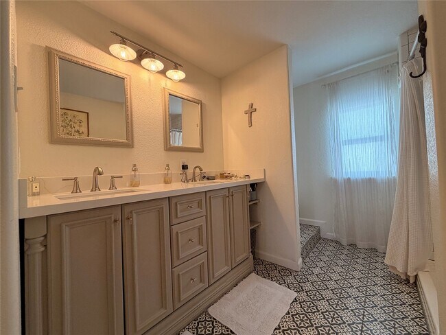 Building Photo - 5522 Avenue O 1/2