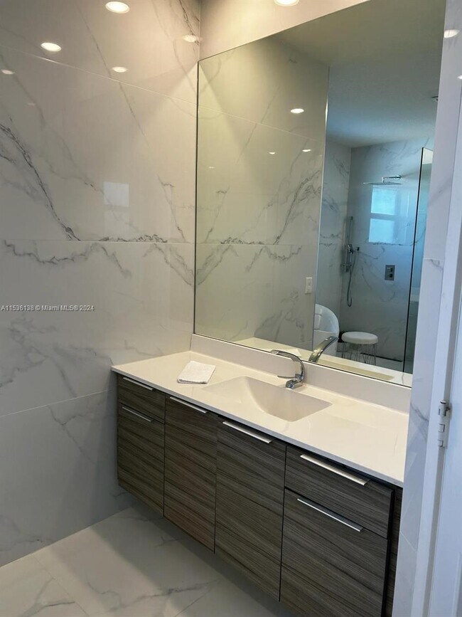 Building Photo - 8865 NW 160th Ter