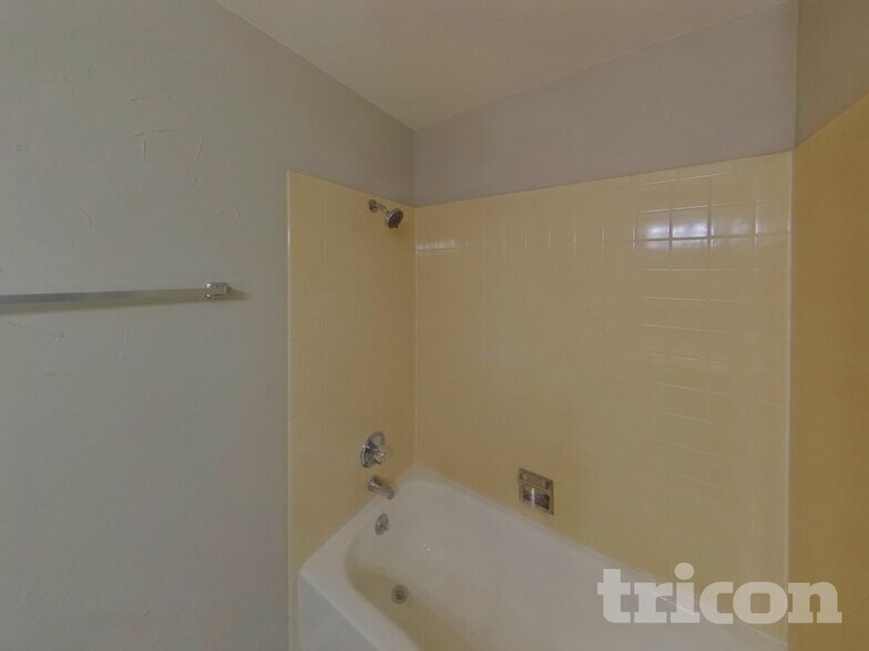 Building Photo - 5528 Old Farm Cir E