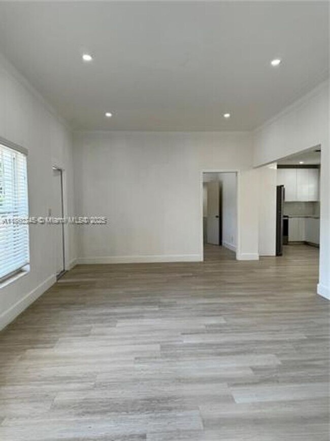 Building Photo - 695 NE 80th St
