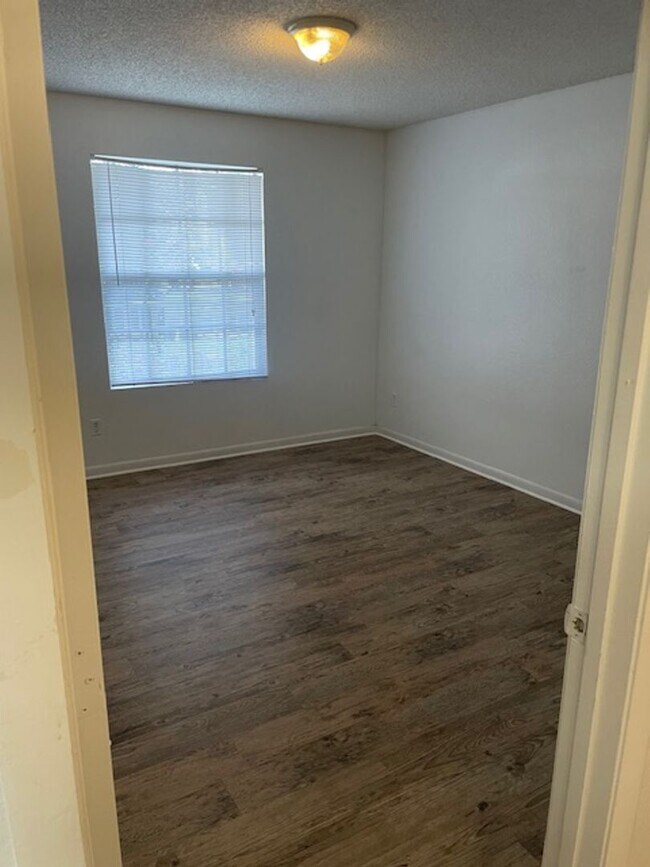 Building Photo - Lexington place ground fl One bedroom