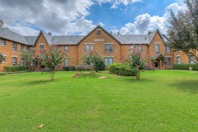 Building Photo - Kamp's Court Apartments