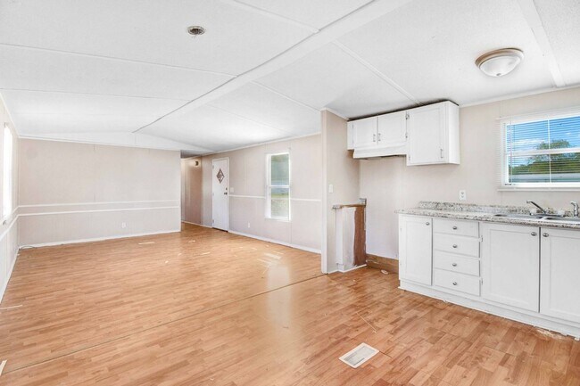 Building Photo - Newly Renovated! 3 Bedroom | 2 Bathroom Mo...