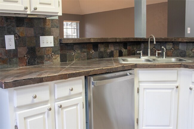 Building Photo - 13106 Hollowcreek Park Dr