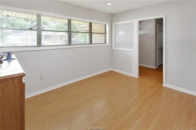 Building Photo - 305 W Brookside Dr