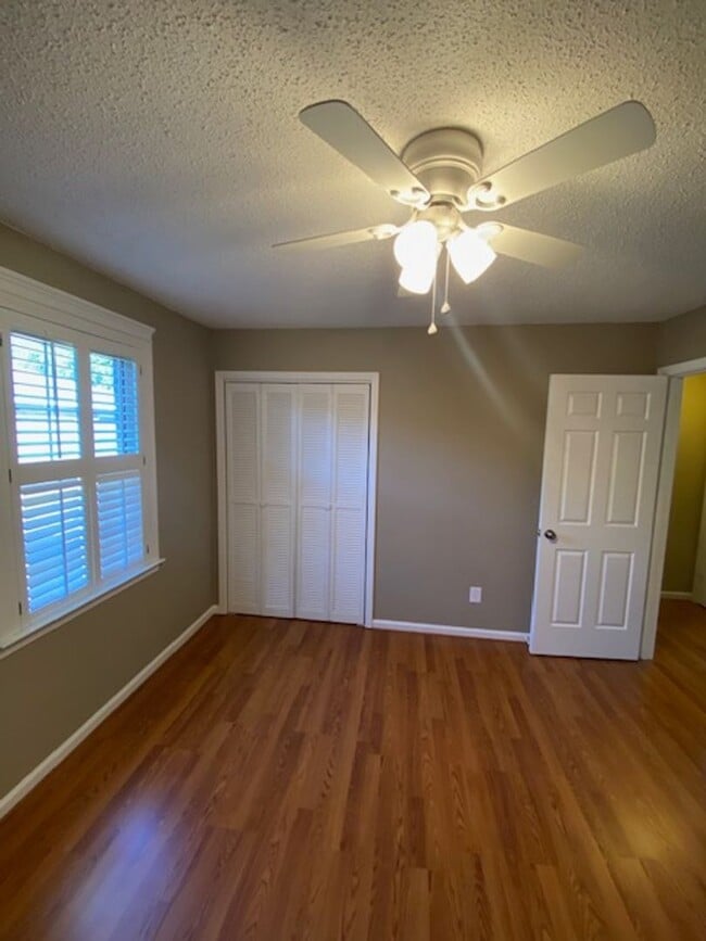 Building Photo - 2 bedroom 1.5 bath  The Cloister Condominium