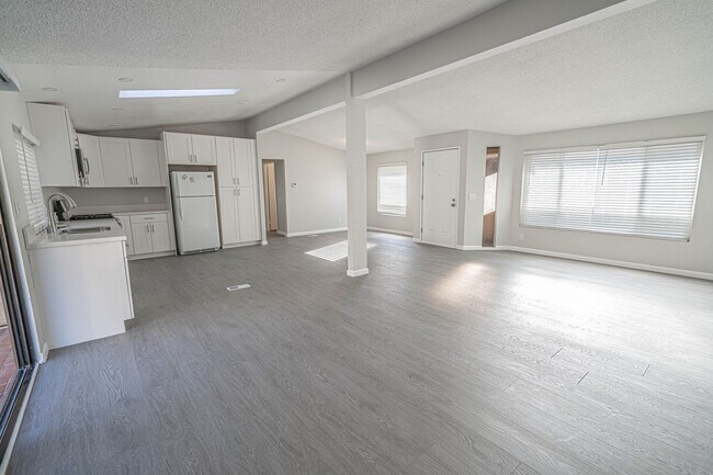 Building Photo - Charming 3-Bedroom Home with Remodeled Kitchen in Castaic!