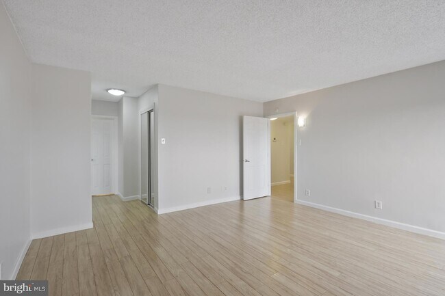 Building Photo - 3800 Fairfax Dr