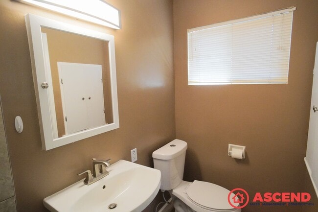 Building Photo - 3 Bedroom Home Near Compton Junior High in...